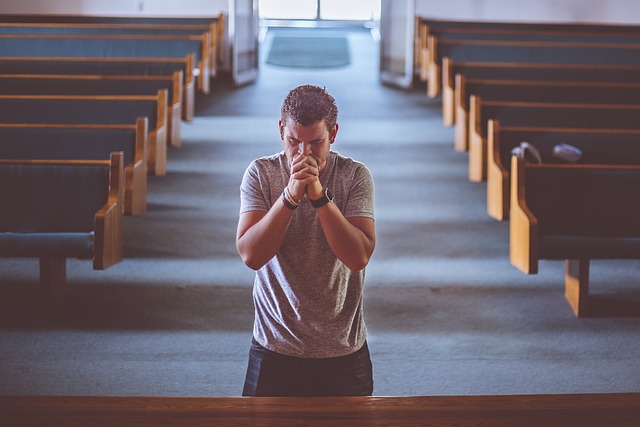 教会で祈る男声